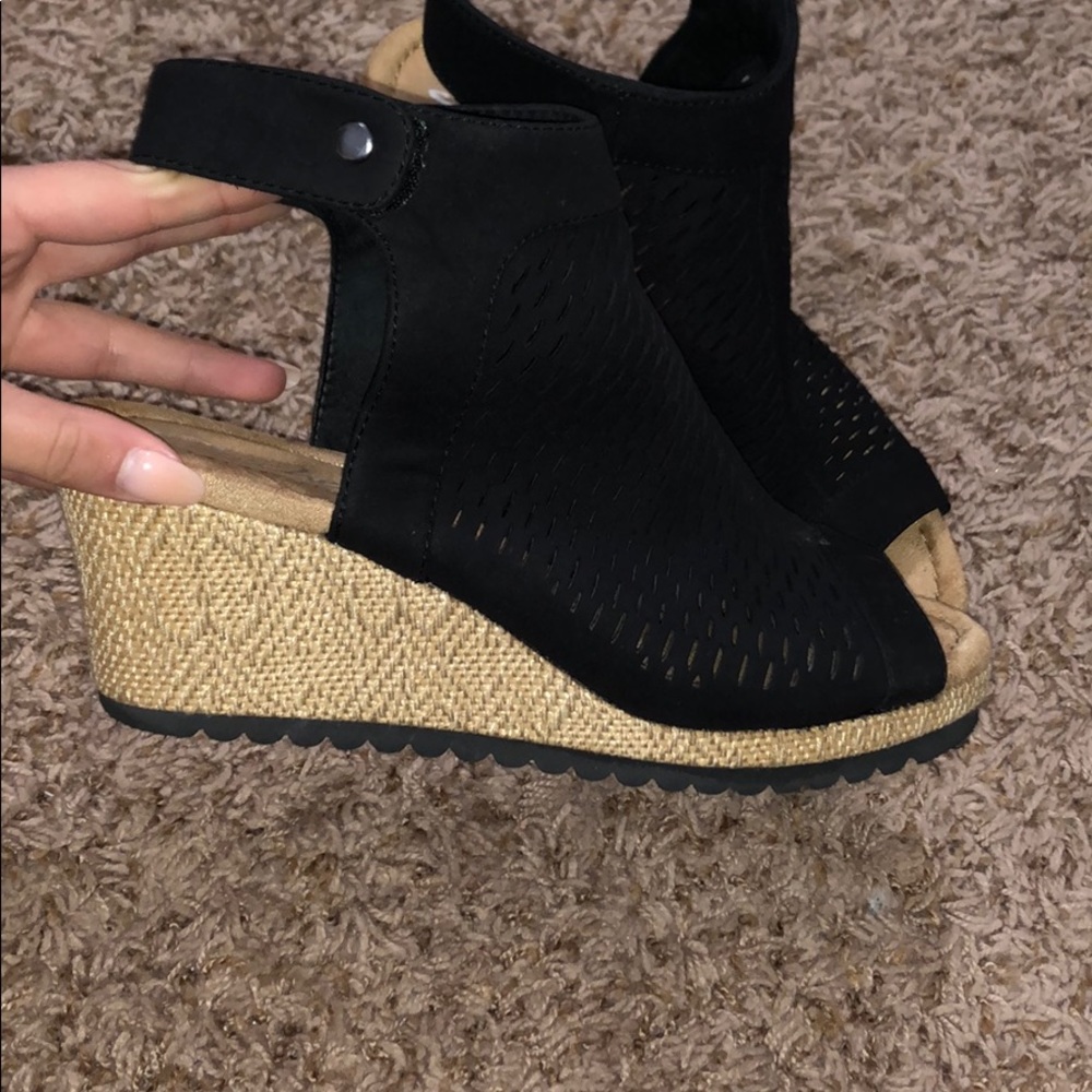 Back mesh open toed wedges
